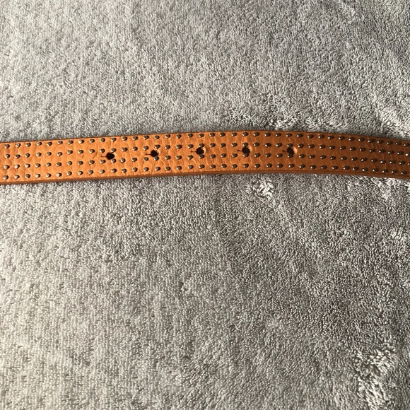 GUESS GENUINE LEATHER TAN & SILVER RIVET BELT w/SILVER BUCKLE SMALL - Picture 4 of 7